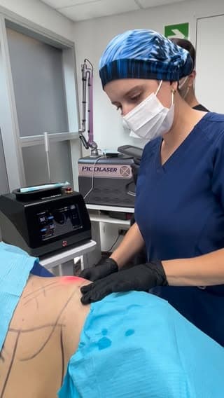 Dra. Teresa Vidaurre aplicando un tratamiento Picolaser en consulta