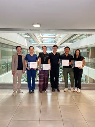 Equipo médico de Vidaumed con sus diplomas de certificación